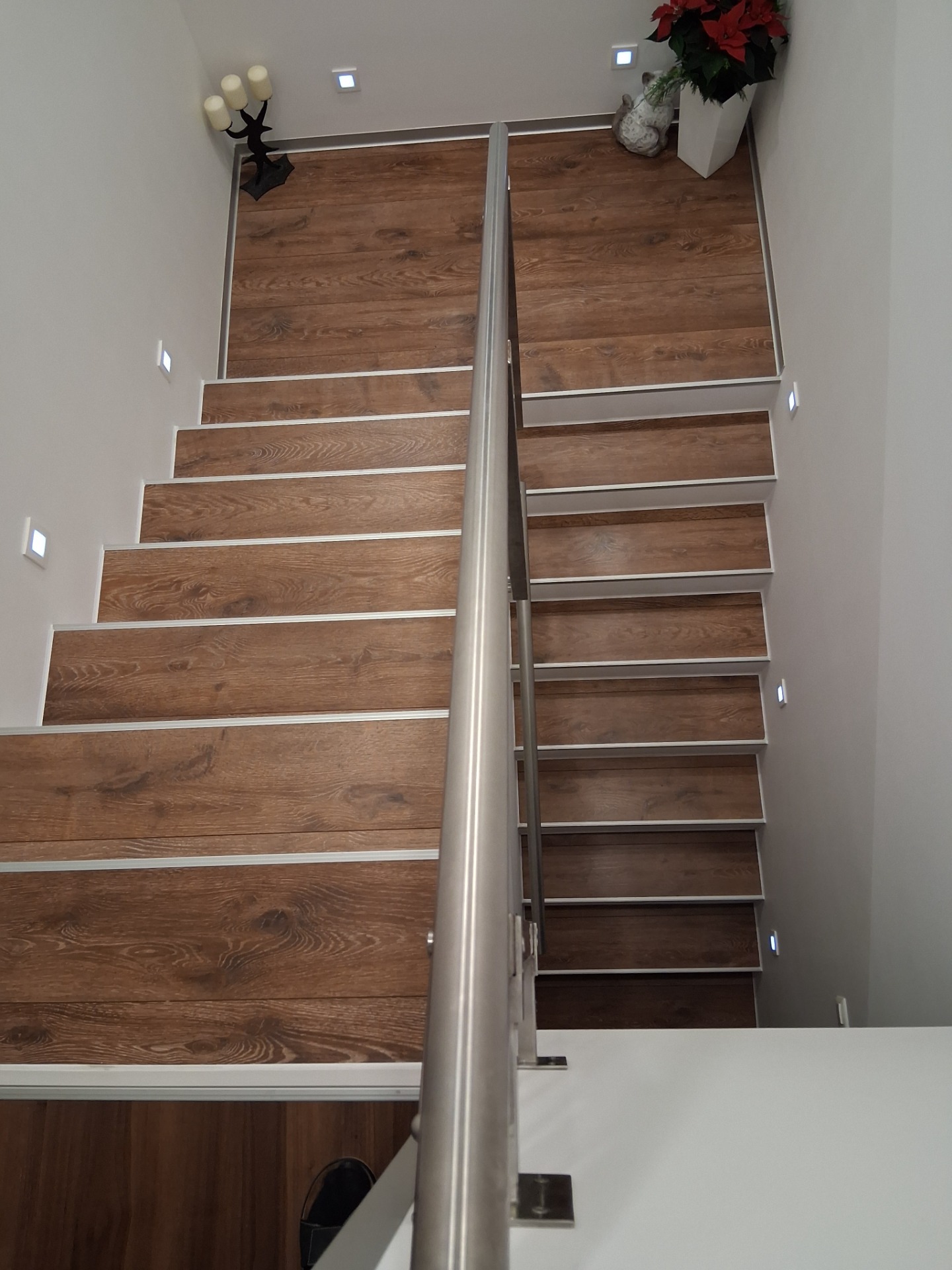 Dvojramenné schodisko, obložené laminát. parkety, scodový profil, nerez zábradlie