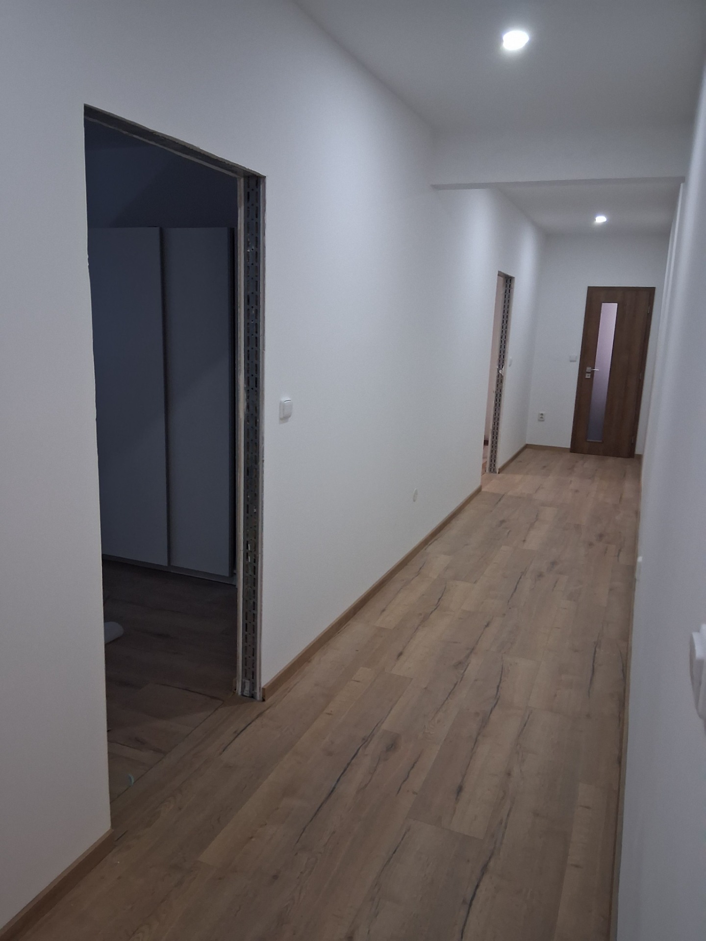 Sadrokartónová deliaca priečka zvuková izolácia KNAUF ecose, obojstranný dvojplášť SDK RIGIPS tmelenie q3, pokládka laminátovej podlahy, Pezinok